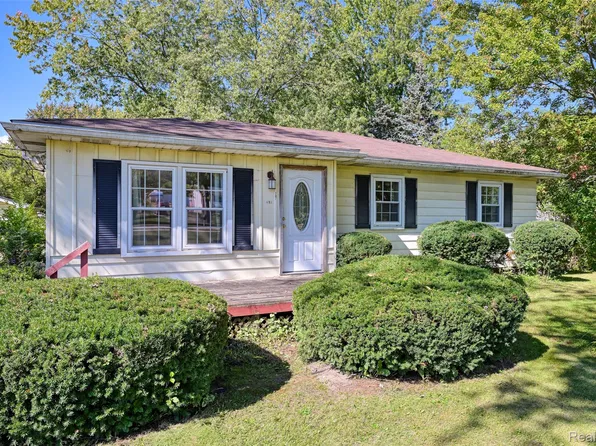 207 East Rd, Holly, MI 48442