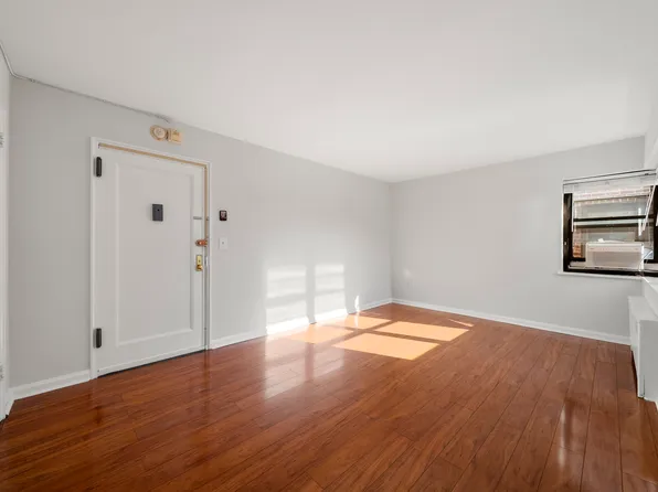 2337 Hudson Terrace image 15 of 23