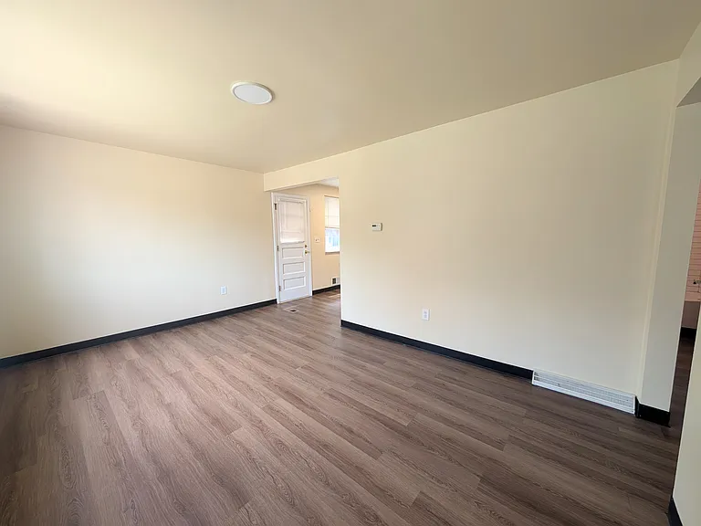 1131 Pemberton St — Photo 2
