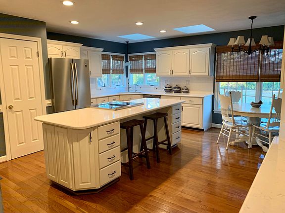 Kitchen with Eat-in Area