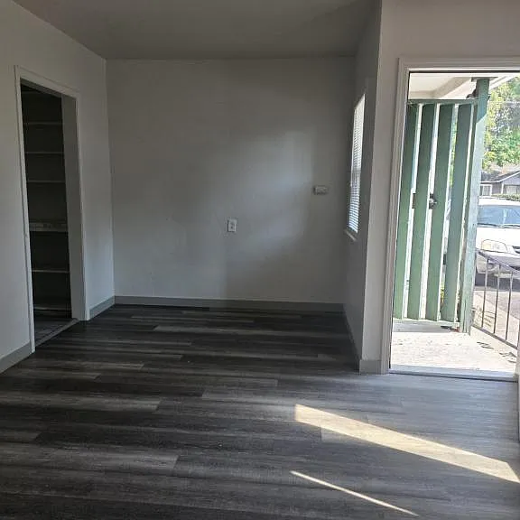 511 SE K St — Photo 8
