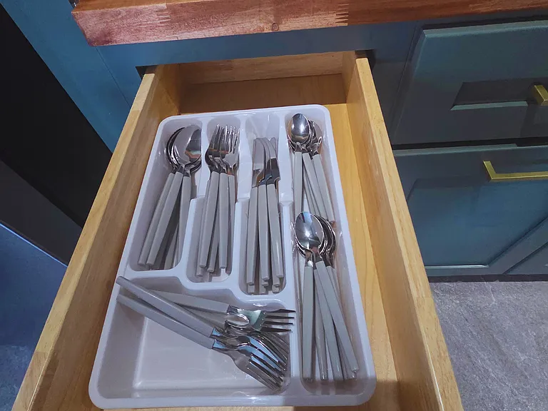 Complete cutlery set: spoons, forks & knives included