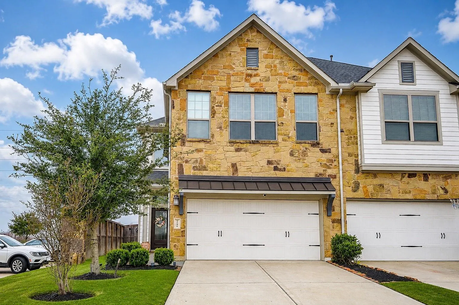3 bed, 2.5 bath, 2100 sqft, $2,300 — Photo 1