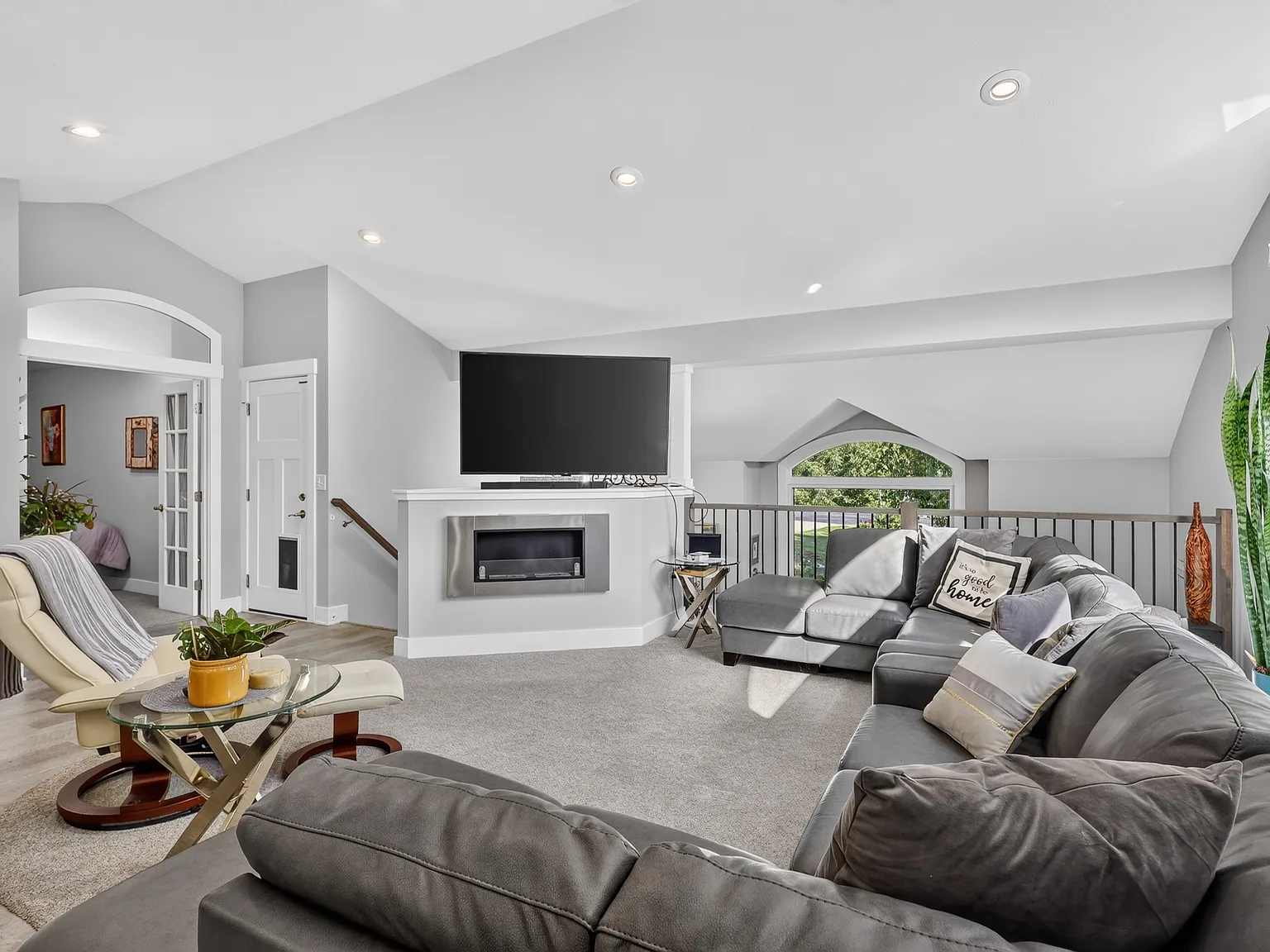 4 bed, 2.5 bath, 2800 sqft, $3,400 — Photo 2
