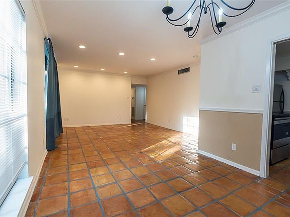 3rd image of 2824 Briarhurst Dr APT 3