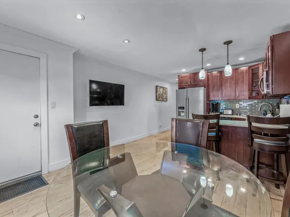 698 Lexington Avenue image 18 of 36