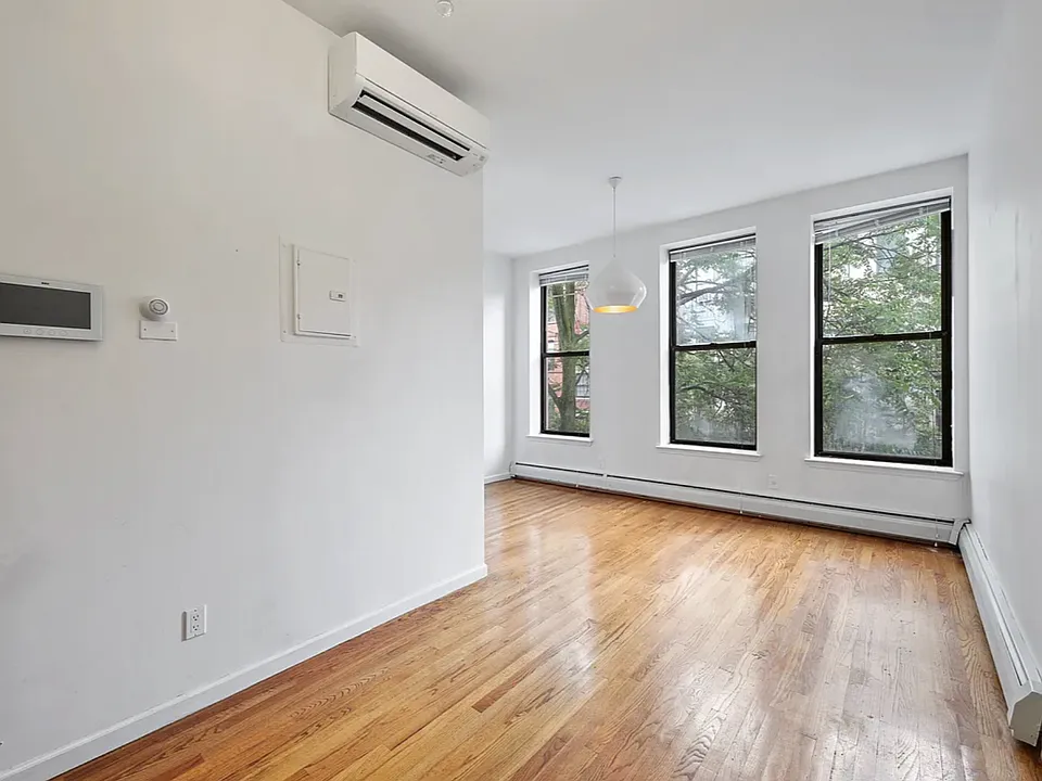 29 E 129th St #2