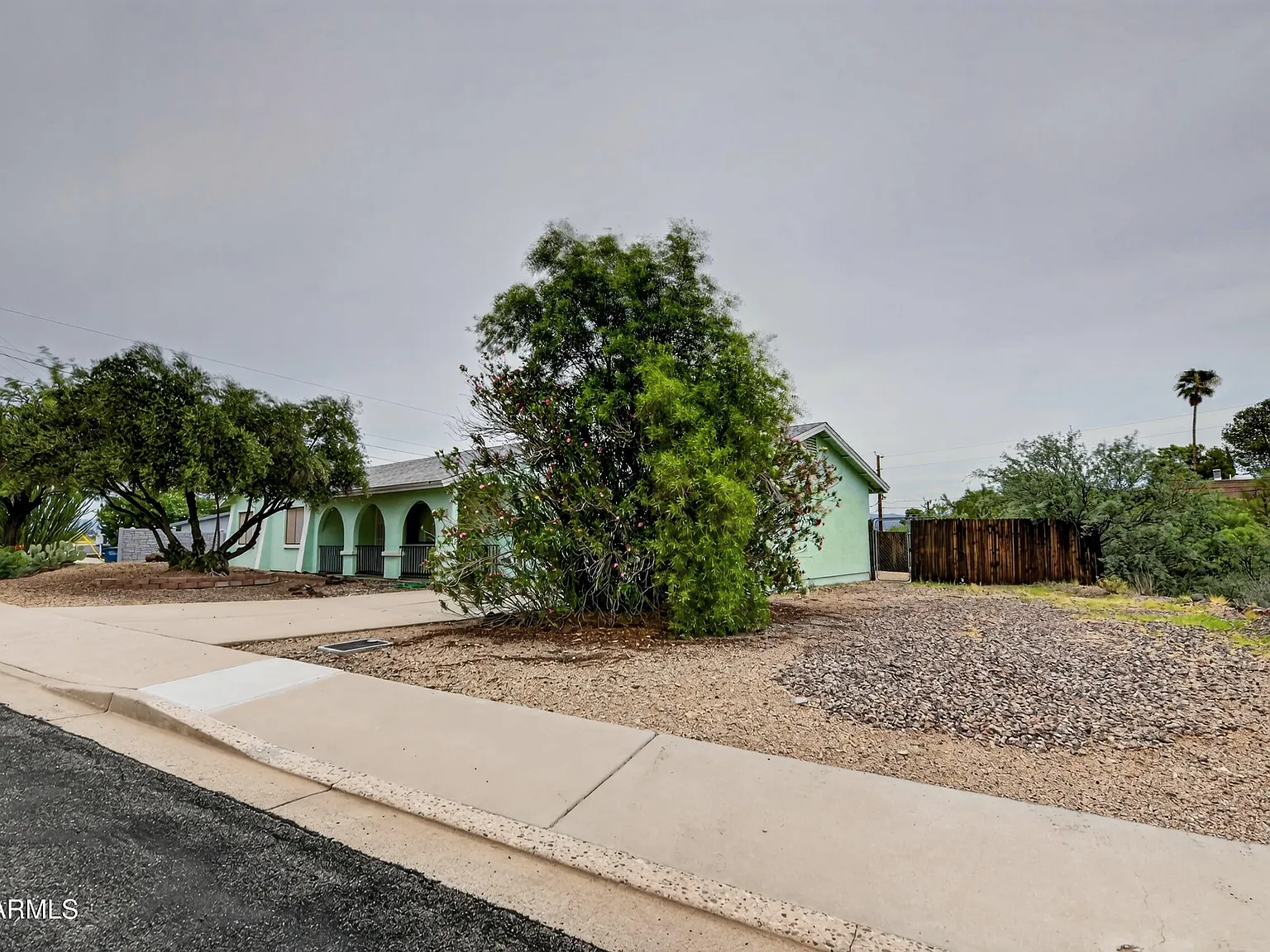 3 bed, 2.0 bath, 1456 sqft, $2,000 — Photo 2