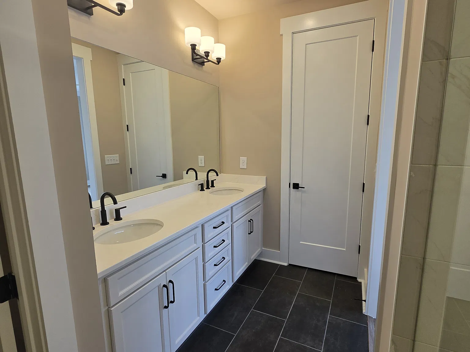 4 bed, 2350 sqft, $4,650 — Photo 2