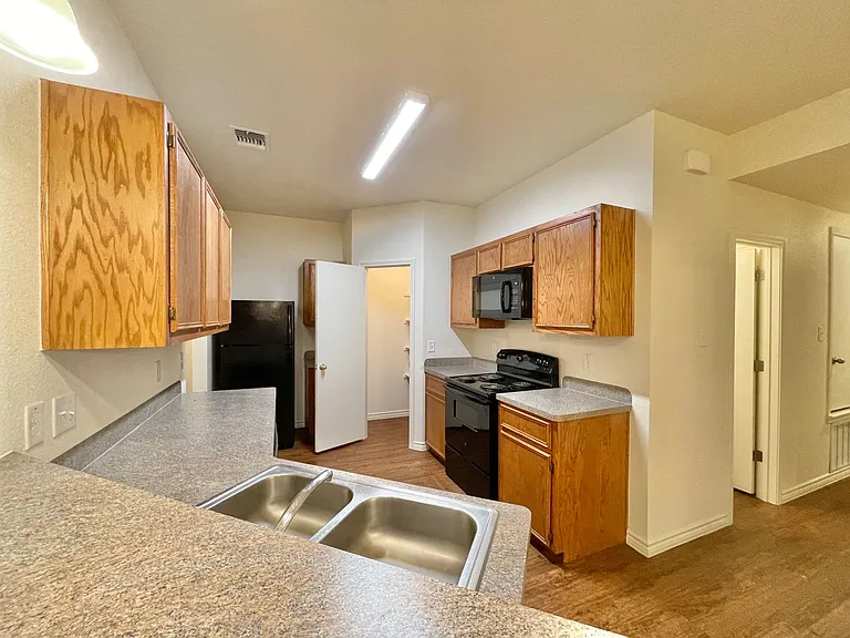 901 Lasso Dr — Photo 8