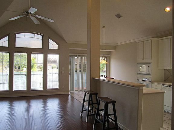  Kitchen with breakfast bar, overlook the large side yard, water view,