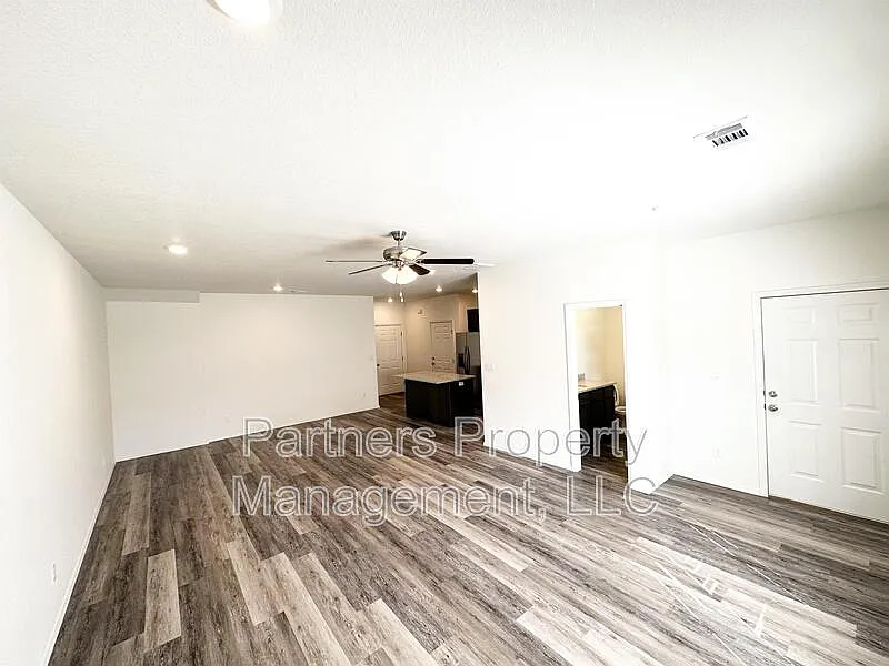 3 bed, 3.5 bath, 2000 sqft, $1,750 — Photo 3