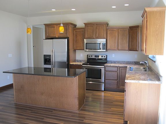 Kitchen - island with granite top