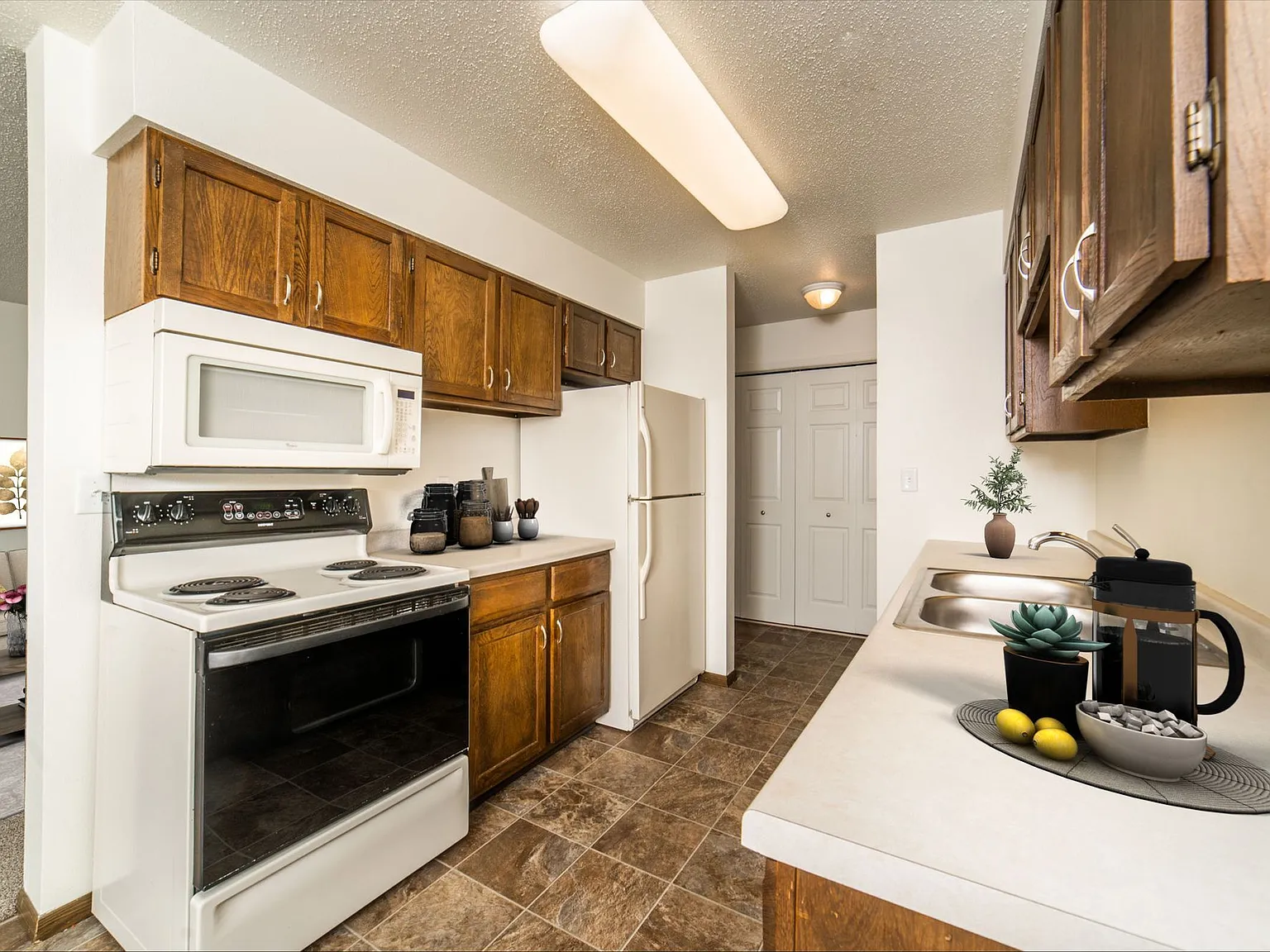 Broadway Apartments — Photo 4