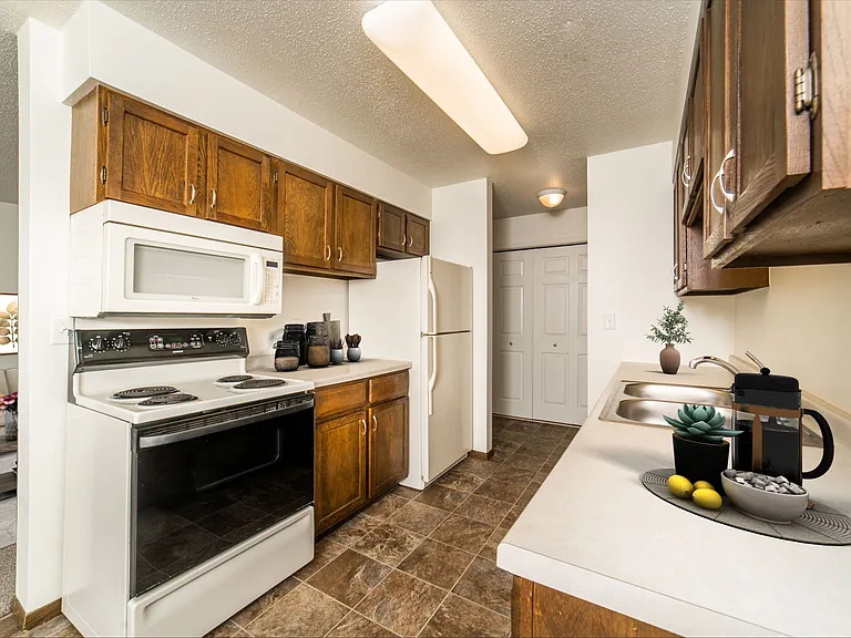 Broadway Apartments — Photo 4