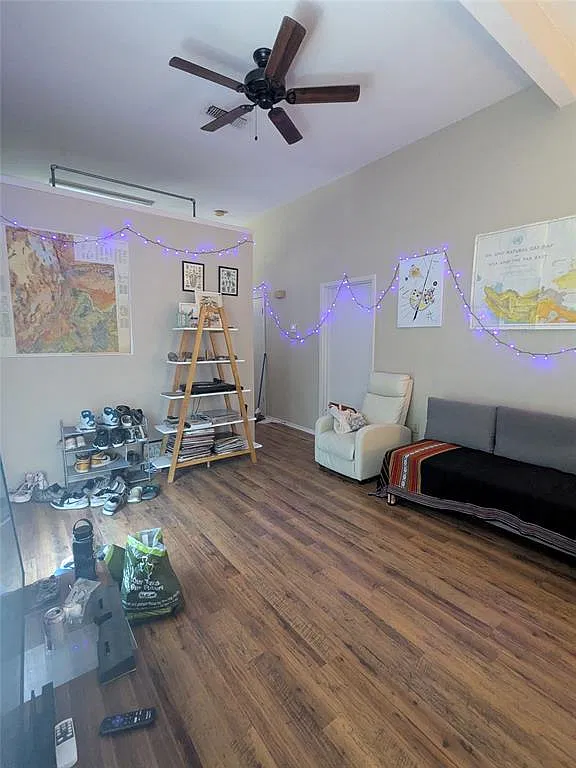 2 bed, 2.0 bath, 912 sqft, $2,000 — Photo 2