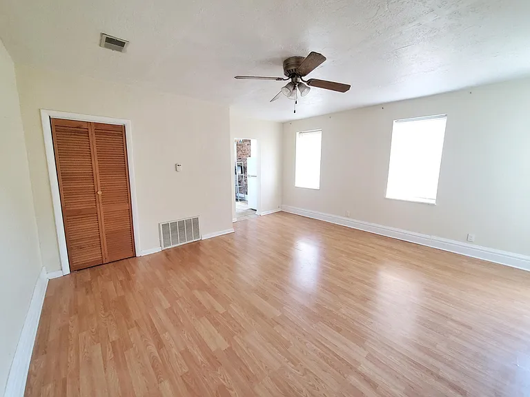 1123 Mary Ann St #3R — Photo 2