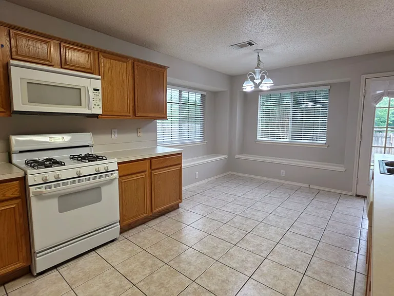 1268 Topeka Dr — Photo 9