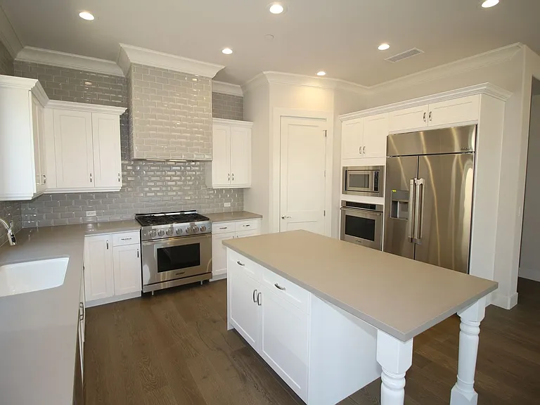 2104 Las Palmas — Photo 4