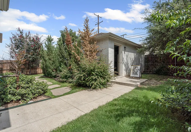 2409 W Robert St — Photo 17