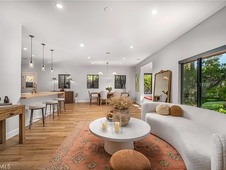 21327 Providencia St — Photo 31