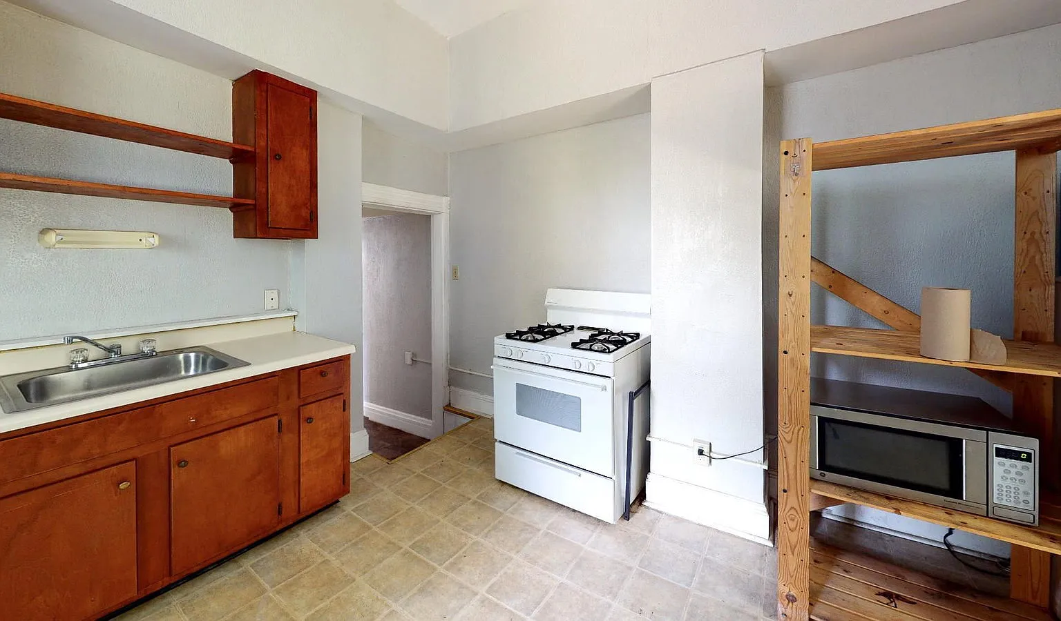 5 bed, 2.5 bath, 2204 sqft, $2,199 — Photo 3