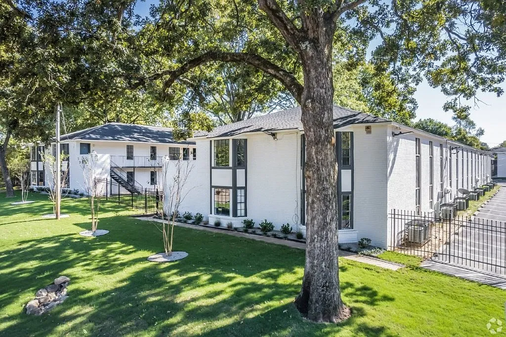2 bed, 765 sqft, $1,050 — Photo 2
