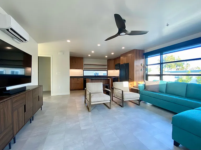 810 Devon Ct #810 — Photo 3
