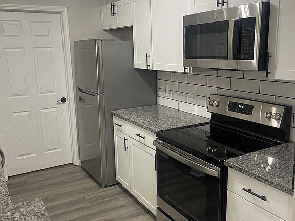 4th image of 14906 Lenox Dr #506