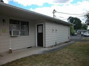 1129 NE Lincoln St APT A photo 1
