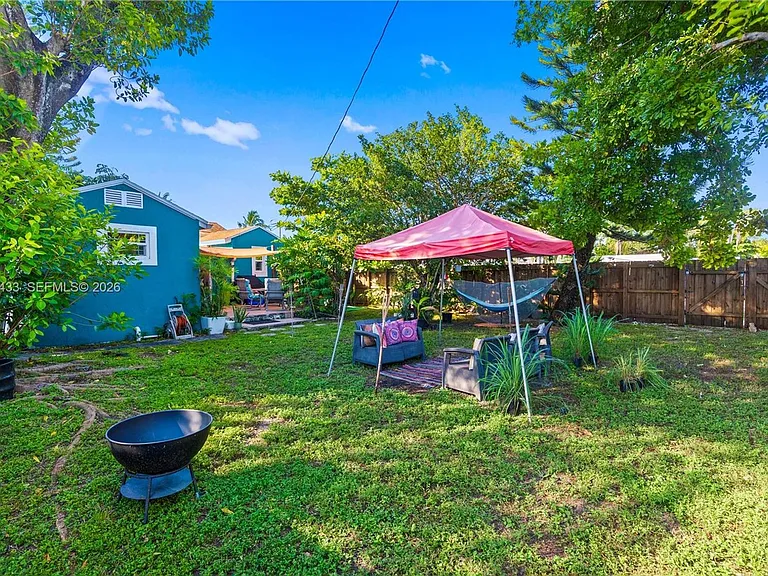 2447 Wilson St — Photo 17