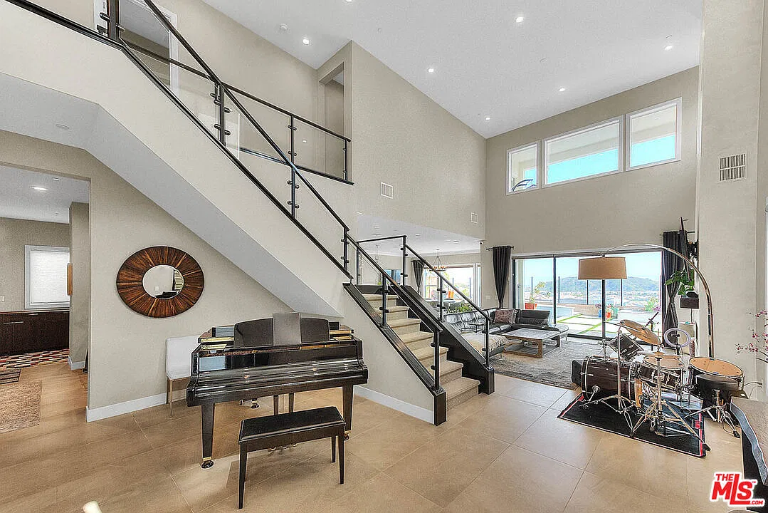 5 bed, 5.5 bath, 3691 sqft, $10,500 — Photo 3