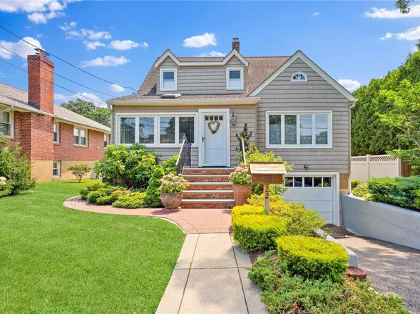 22 Bayard Avenue, Bayville, NY 11709