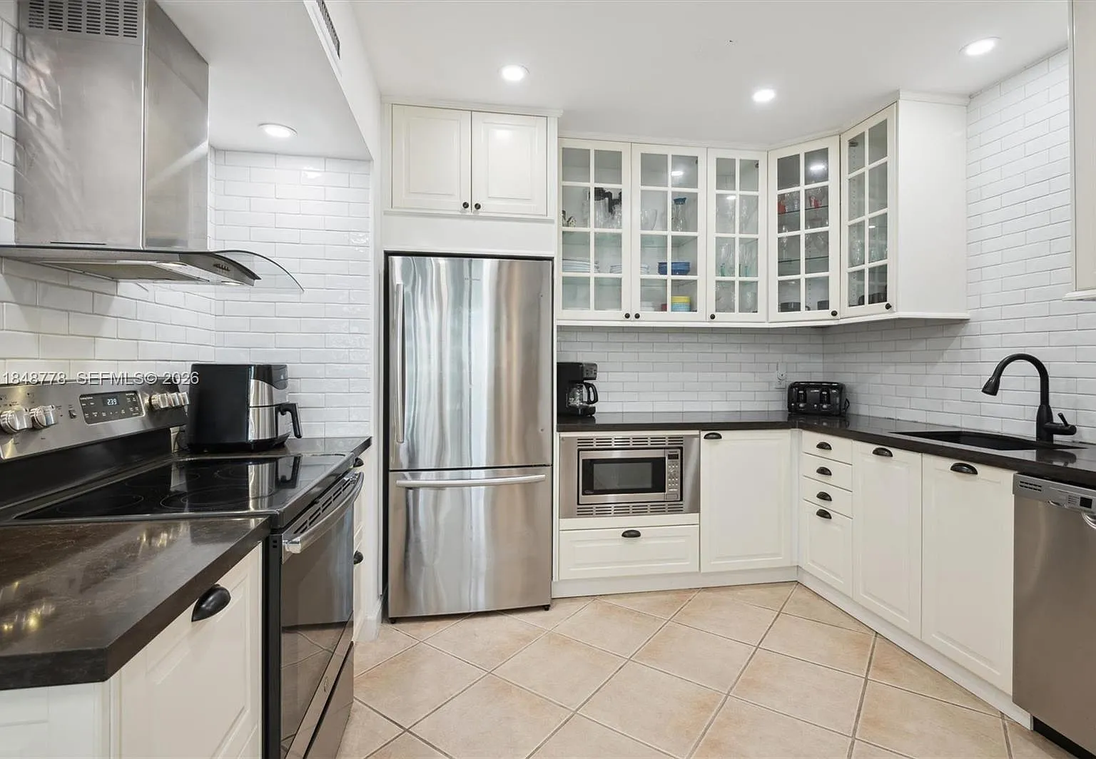 Alexander Towers Condo — Photo 3