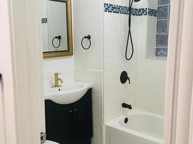2447 N Harding Ave #G — Photo 15