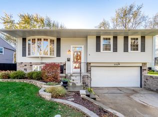 302 Cherrywood Rd, Buffalo Grove, IL 60089