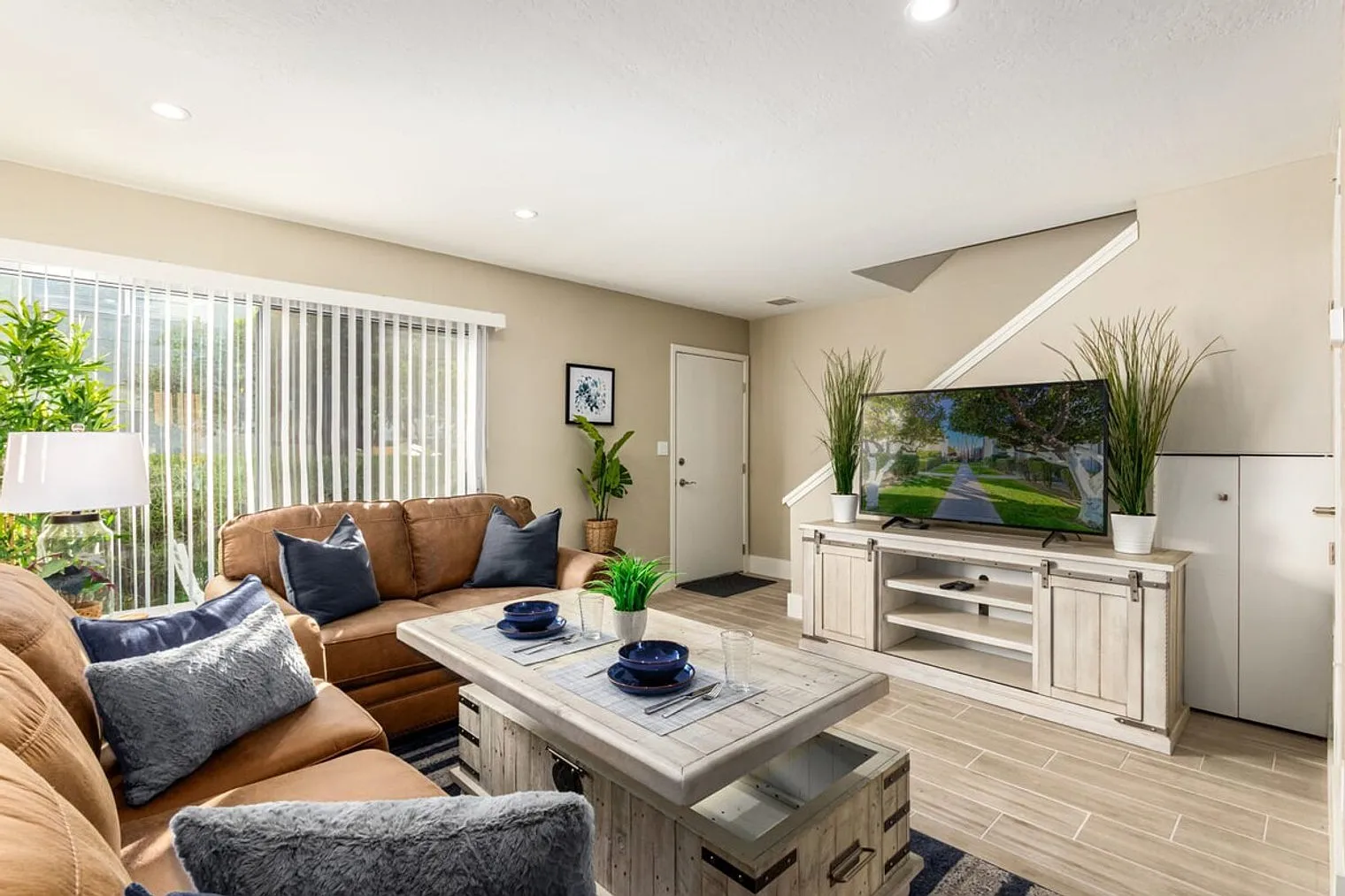 2 bed, 1.0 bath, 968 sqft, $2,146 — Photo 1
