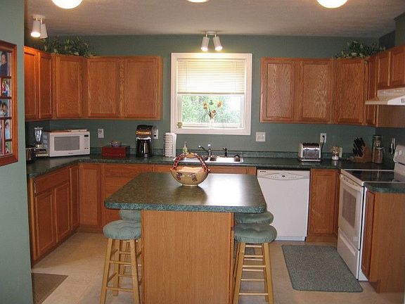 Lg. kitchen w/ breakfast bar