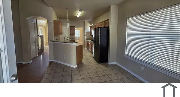 6 bed, 2375 sqft, $5,219 — Photo 2