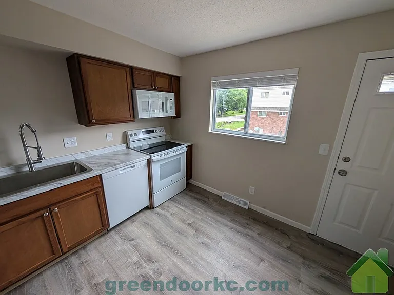 501 S Scott Ave — Photo 6
