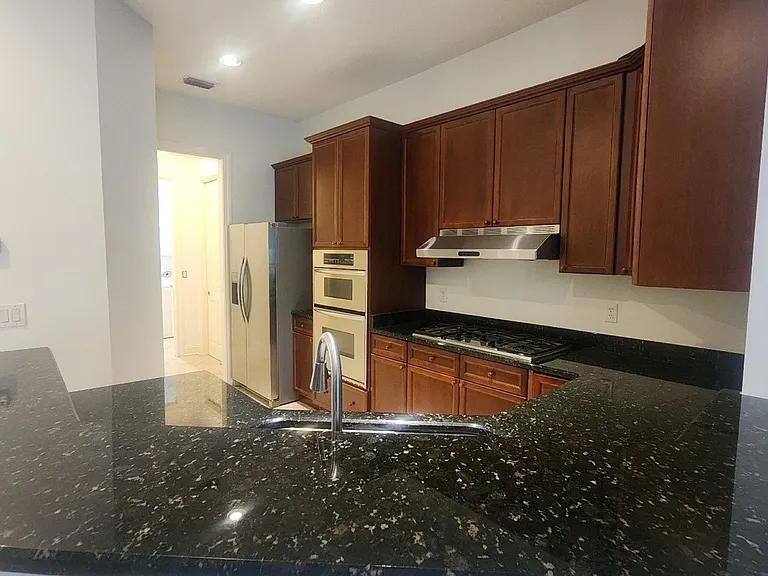 654 South Loop Pkwy — Photo 9