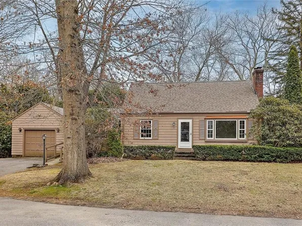 19 Pine Cone Dr, Barrington, RI 02806