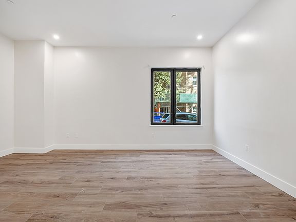 5th image of 3707 Blackstone Pl #101