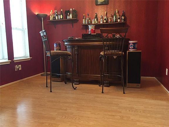 4th image of 823 Parkside Dr