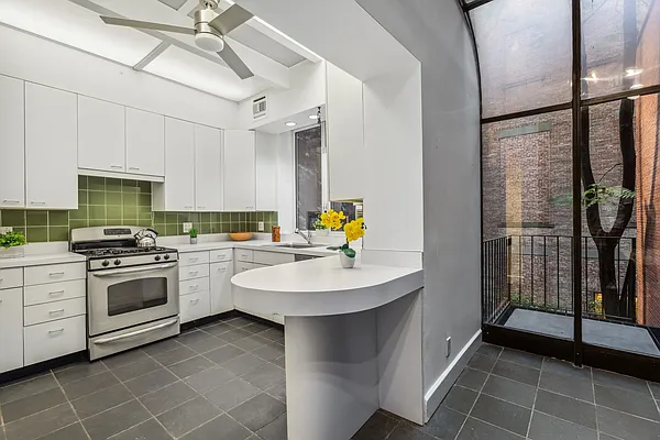 Rented by Luxian International Realty LLC | media 40