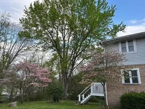 2nd image of 512 Worthington Pl #34