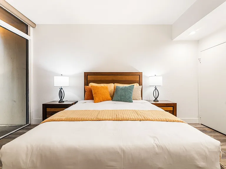 600 W 9th St #115 — Photo 32