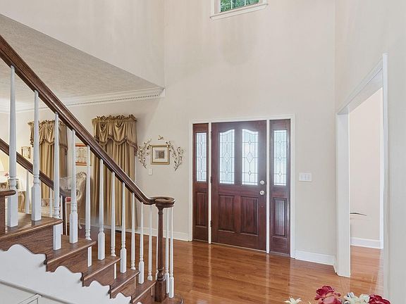 5th image of 102 Redcliffe Dr