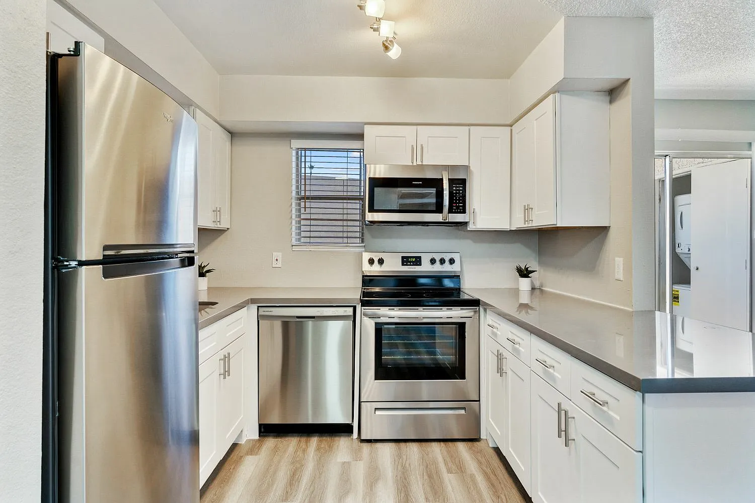 Astero Mesa West — Photo 1