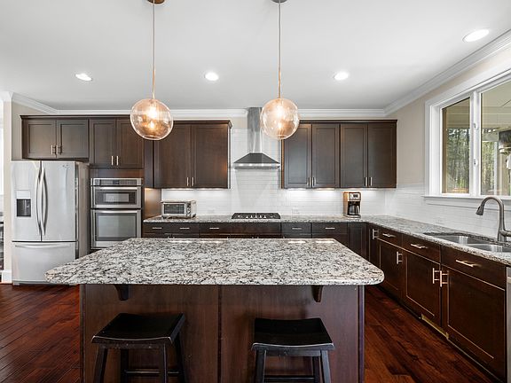 5th image of 105 Costin Ct